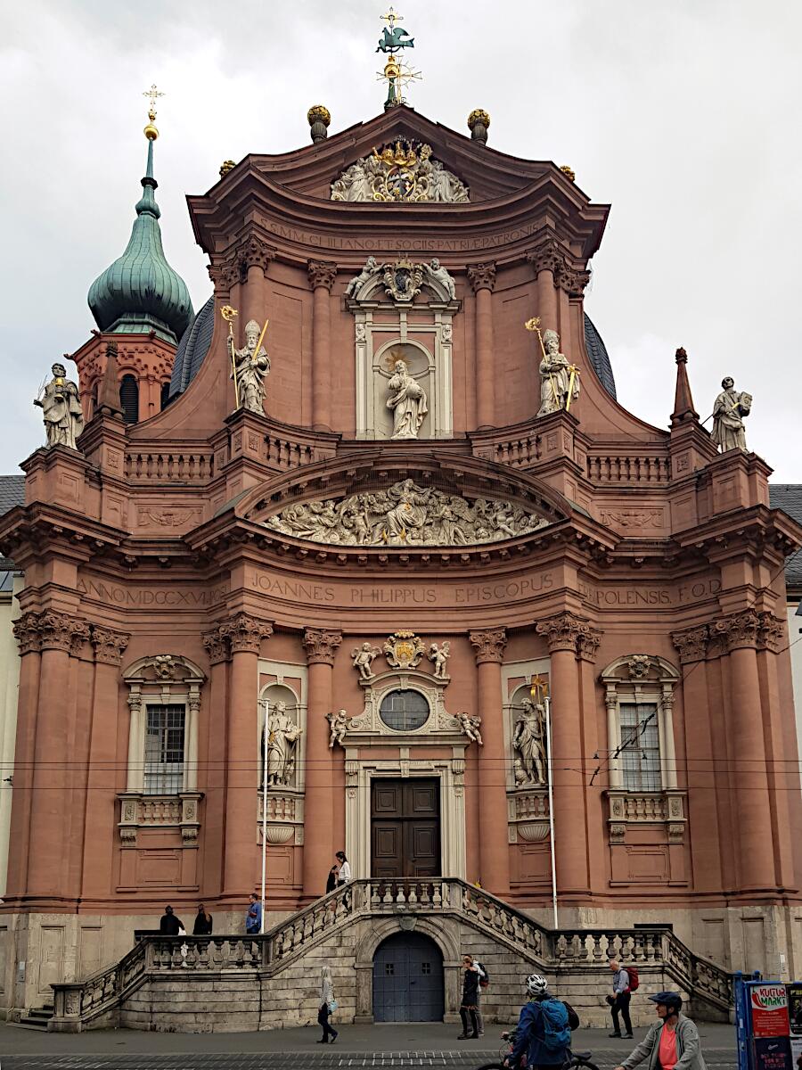 Neumnster - barocke Westfassade mit Kuppel (1711-22)