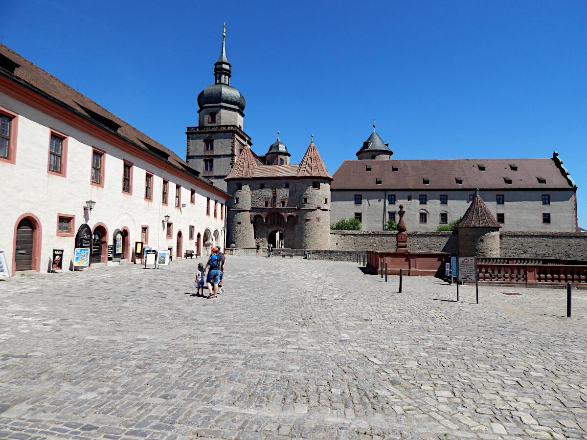 Festung Marienberg (ab 13. Jh.) - Vorburg mit Blick auf Haupburg, Scherenbergtor und altem Zeughaus