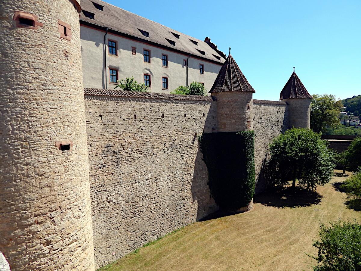 Festung Marienberg (ab 13. Jh.) - Hauptburg Westseite mit Ecktrmen (um 1600 erneuert)