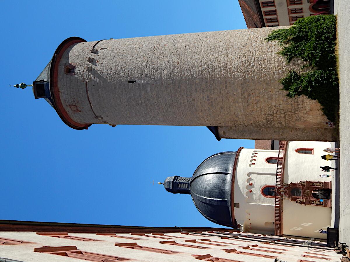 Festung Marienberg (ab 13. Jh.) - Marienkirche (um 1600) und Bergfried (12. Jh.)