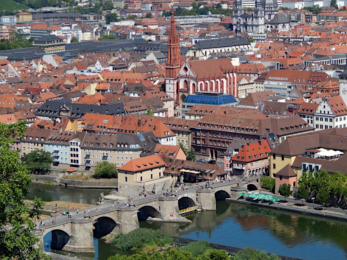 Marienkapelle (1377-1479, 1856-58; Rekonstruktion 1948-61), Neue Alte Mainbrcke (ab 1476)