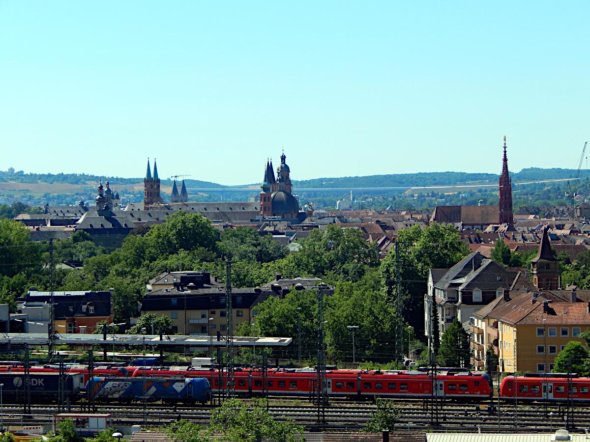 Nordansicht Innenstadt - mit Augustinerkloster, Dom, Neumnster, Marienkapelle (Blick von Wrzburger Stein)