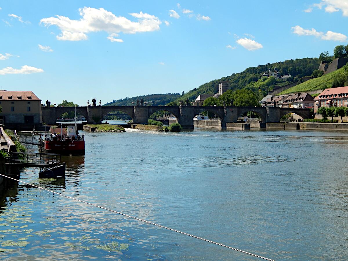 Neue Alte Mainbrcke (ab 1476) - rechts oben 'Kppele' auf dem Nikolausberg