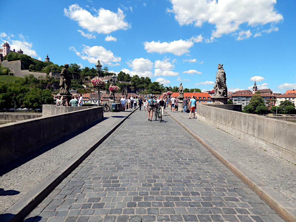 Neue Alte Mainbrcke (ab 1476) - Blickrichtung West (mit Brckenheiligen links St. Totnan, rechts Pipinus)