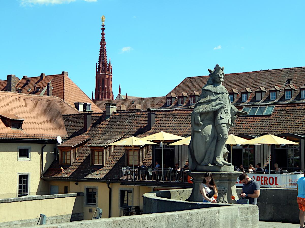 Neue Alte Mainbrcke (ab 1476) - Blickrichtung Nordost (Brckenheiliger Pipinus und Turm Marienkapelle)