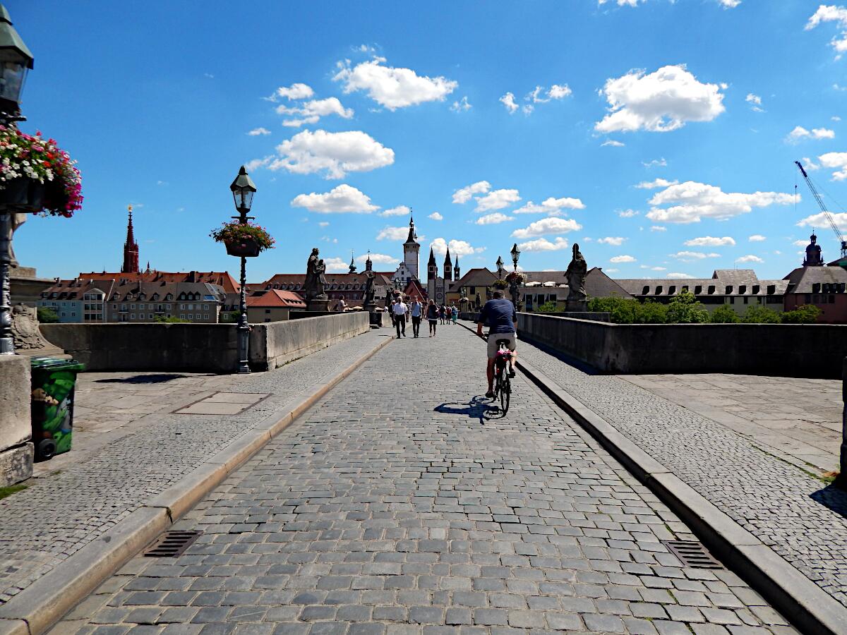 Neue Alte Mainbrcke (ab 1476) - Blickrichtung Ost (im Hintergrund Marienkapelle, Grafeneckart, Dom, Alte Universitt)