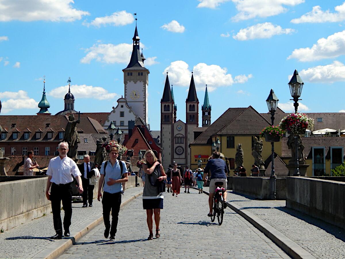 Neue Alte Mainbrcke (ab 1476) - Blickrichtung Ost (im Hintergrund Neumnster, Grafeneckart, Dom)