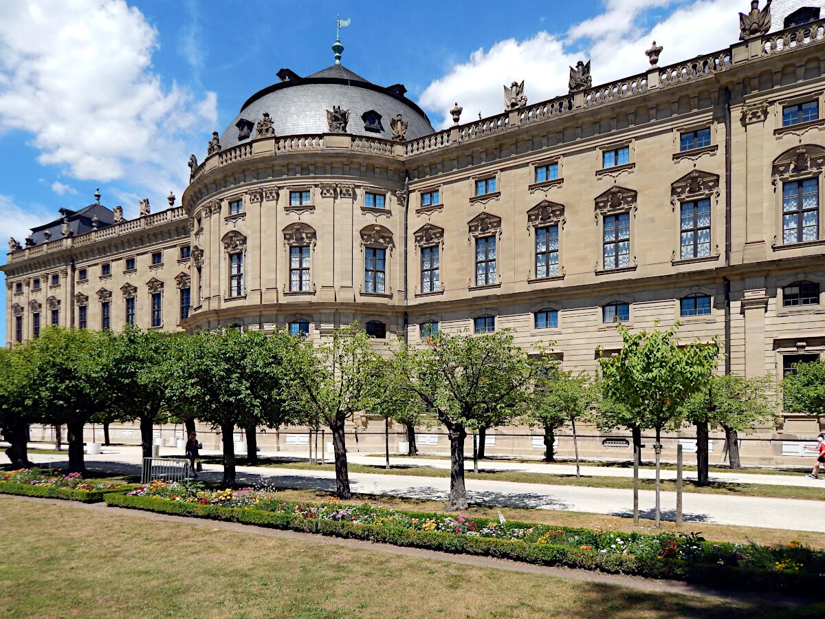 Residenz (1720-80; Rekonstruktion 1945-87) - Sdfassade mit Mittelrisalit