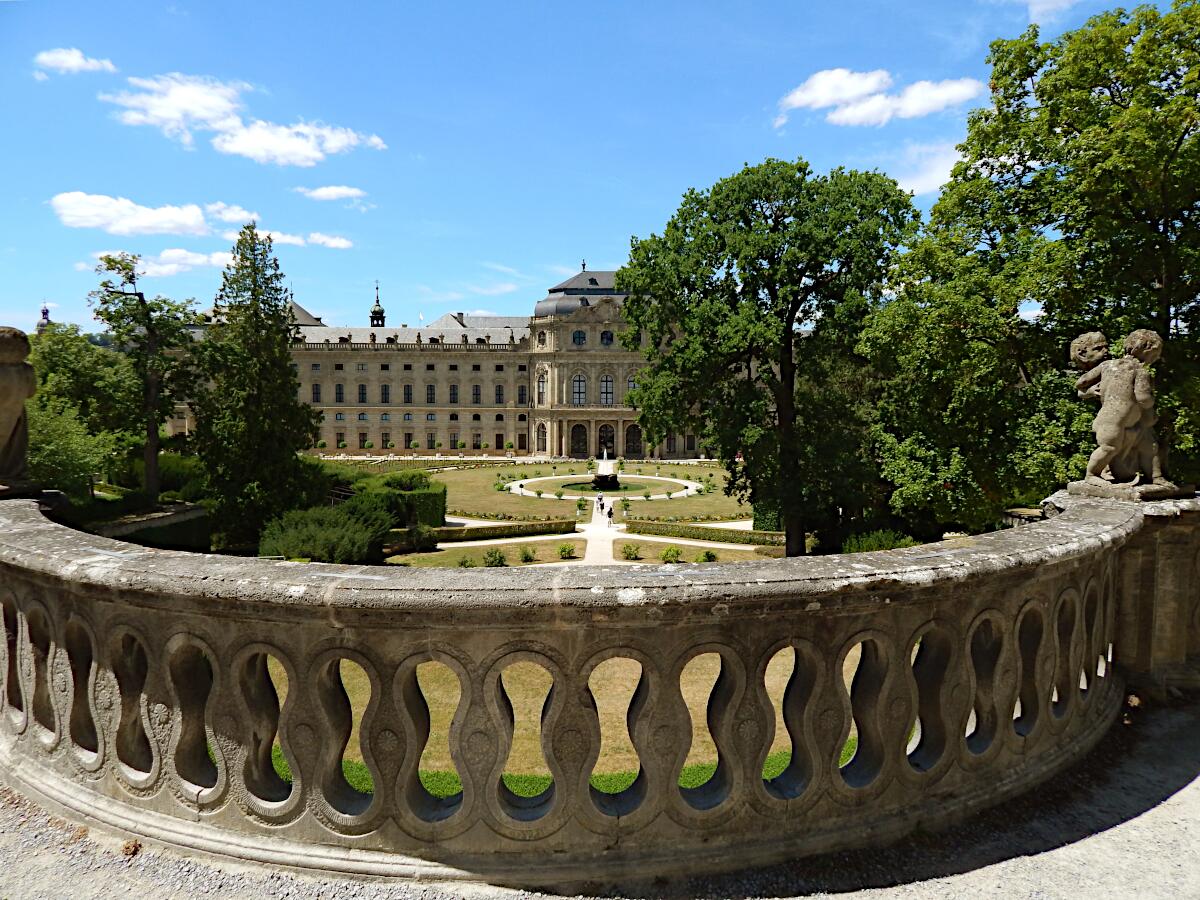 Residenz (1720-80; Rekonstruktion 1945-87) - Ostfassade mit Ostgarten (Blick von der barocken Bastion)