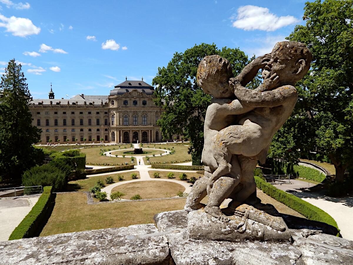 Residenz (1720-80; Rekonstruktion 1945-87) - Ostfassade mit Ostgarten (Blick von der barocken Bastion mit Putte von Johann Peter Wagner)