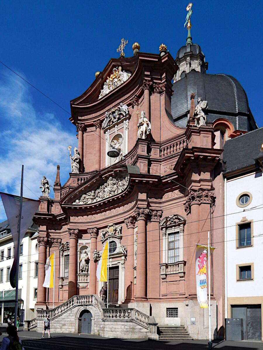 Neumnster - barocke Westfassade mit Kuppel (1711-22)