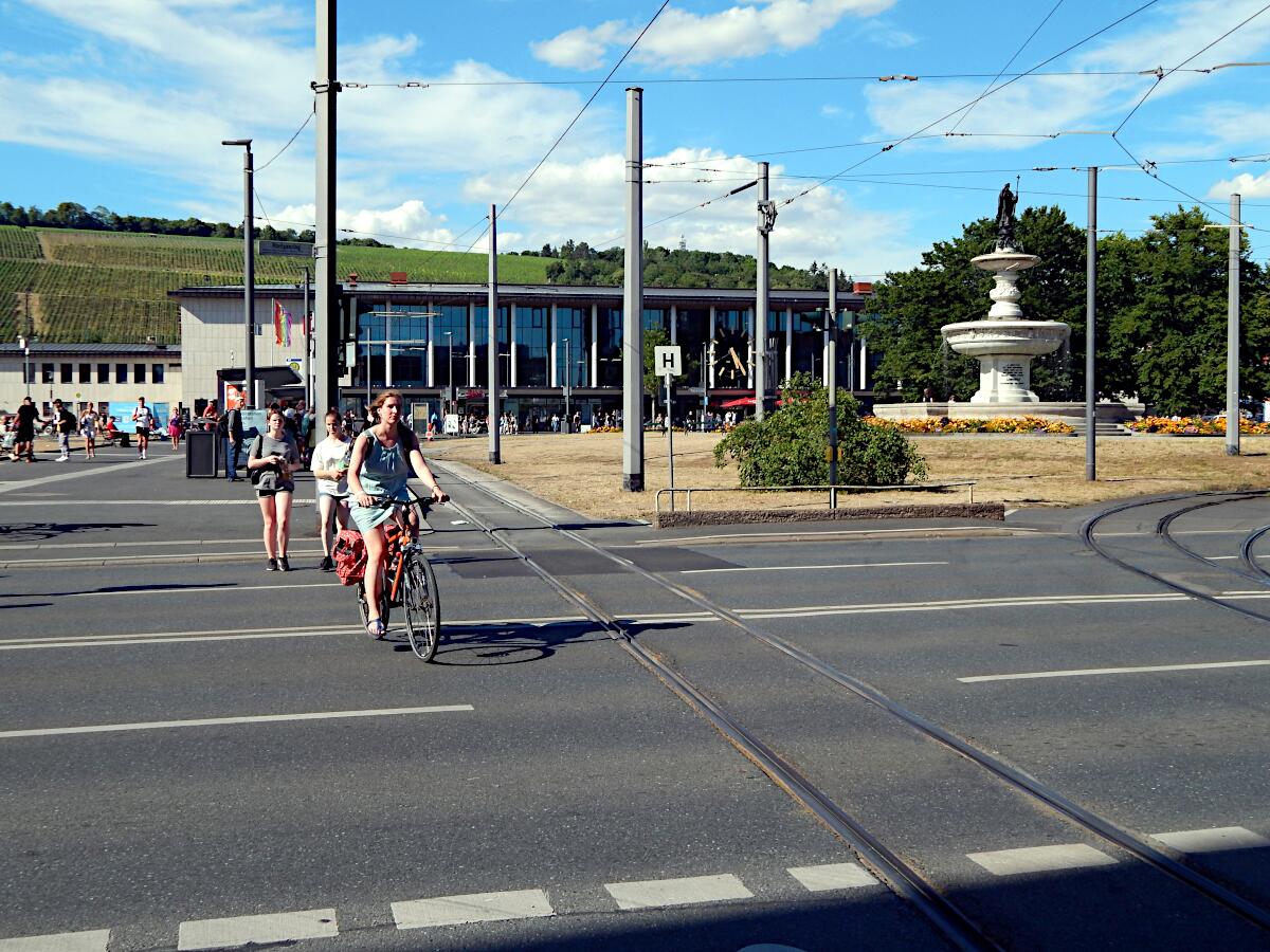 Hauptbahnhof - Vordergrund Kiliansbrunnen, Hintergrund Wrzburger Stein
