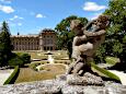 Residenz (1720-80; Rekonstruktion 1945-87) - Ostfassade mit Ostgarten (Blick von der barocken Bastion mit Putte von Johann Peter Wagner)