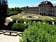 Residenz (1720-80; Rekonstruktion 1945-87) - Ostfassade mit Ostgarten und Felsenbrunnen (Blick von der barocken Bastion)