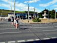 Hauptbahnhof - Vordergrund Kiliansbrunnen, Hintergrund Wrzburger Stein