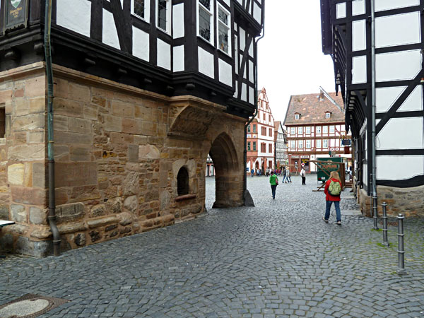 Amthof - links steinerne Rathaushalle (1512-16)