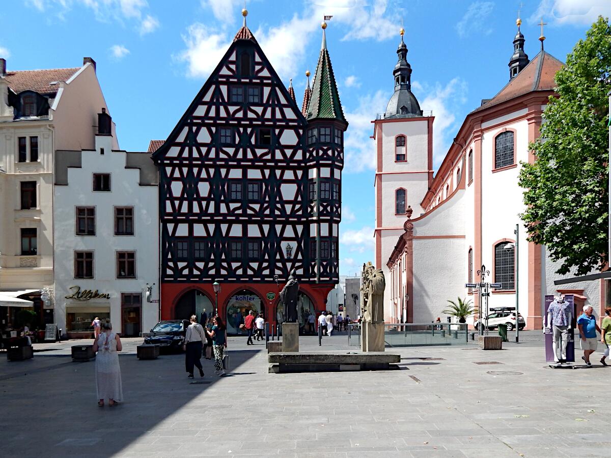 Borgiasplatz - Altes Rathaus (ab 16. Jh.; Rekonstruktion 1968-69) und Stadtpfarrkirche St. Blasius (1771-85)