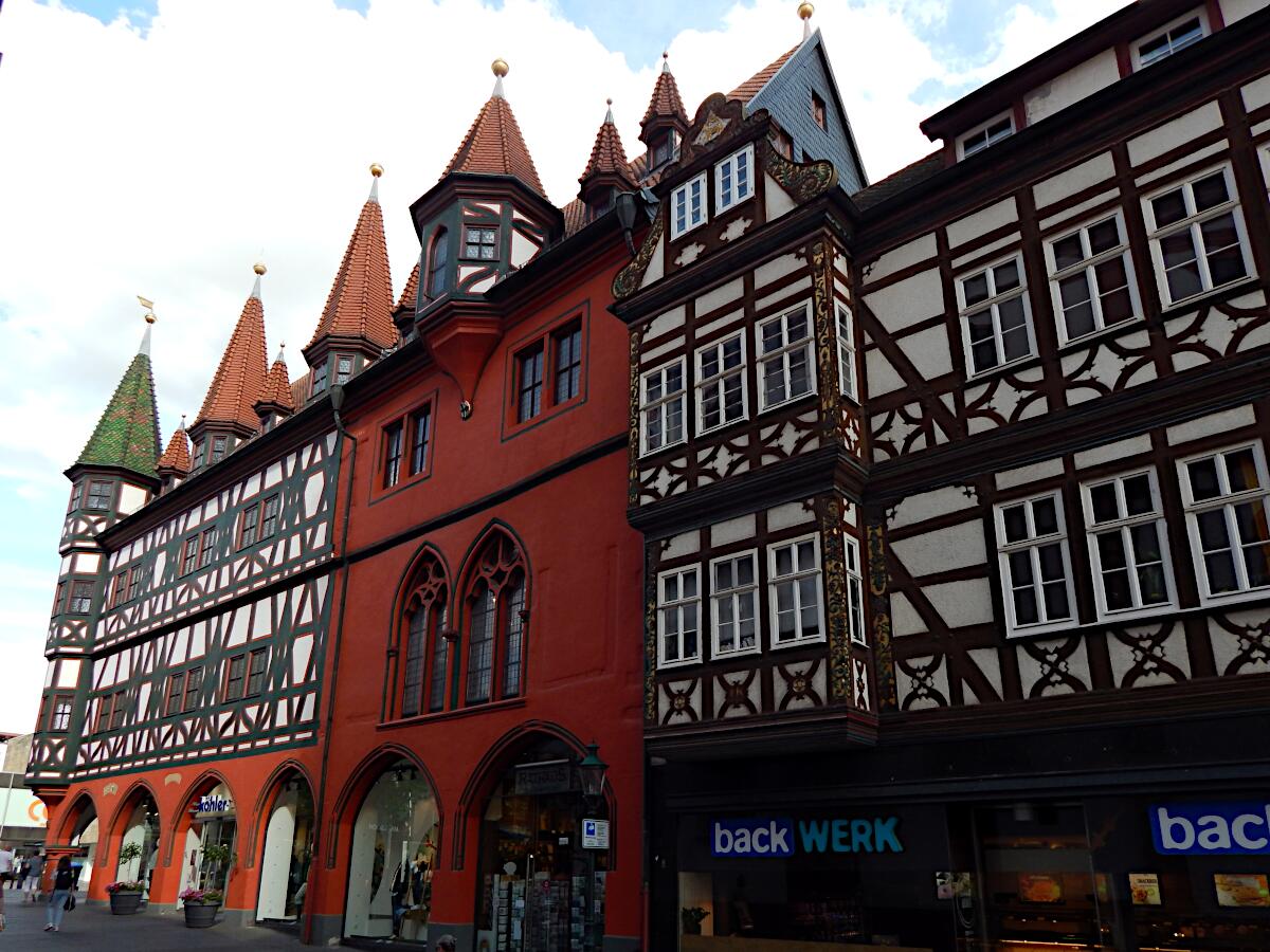 Altes Rathaus (ab 16. Jh.; Rekonstruktion 1968-69) und ehem. Gebude der frstlichen Obereinnahme (16. Jh.)