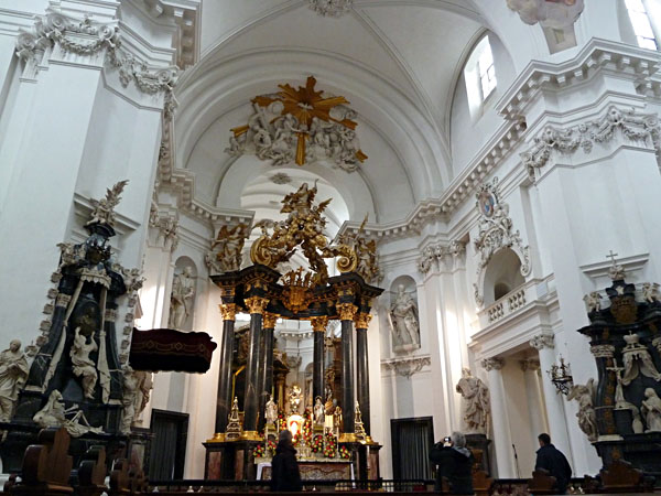 Dom St. Salvator (1704-12) - Innenansicht mit Hochaltar