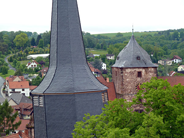 Evangelische Stadtkirche (812 bis 17. Jh.) - im Hintergrund Vorderburg