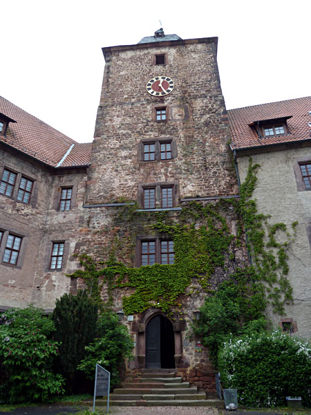 Vorderburg mit Bergfried (ab Ende 13. Jh.)