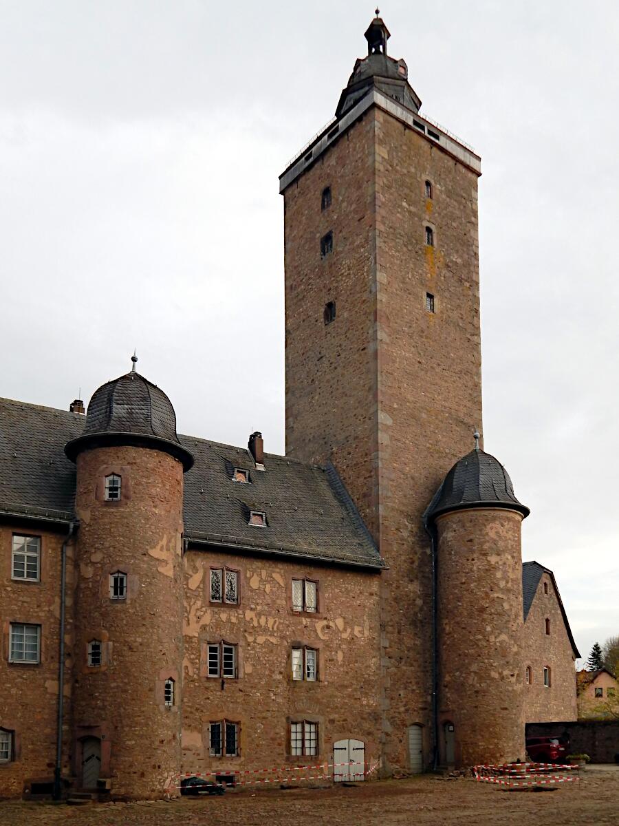Schloss Steinau  Ostflgel (1551-53) und Bergfried (ab 13. Jh.)