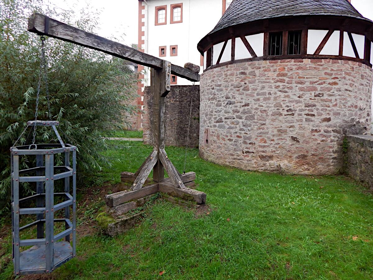 Schnappkorb (Rekonstruktion) und Alter Wehrturm