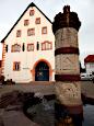 Rathaus (1561) und Mrchenbrunnen (1985)