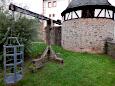 Schnappkorb (Rekonstruktion) und Alter Wehrturm