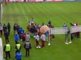 Presseauflauf vor dem Zugang zu den prov. Mannschaftskabinen (Spielfeldzufahrt S�dwest)