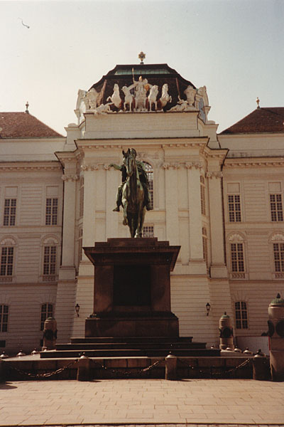 Hofburg - Reiterstatue Joseph II. vor der Nationalbibliothek (1735)