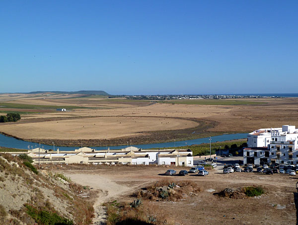 Conil de la Frontera - Rio Salado (im Hintergrund El Palmar de Vejer)