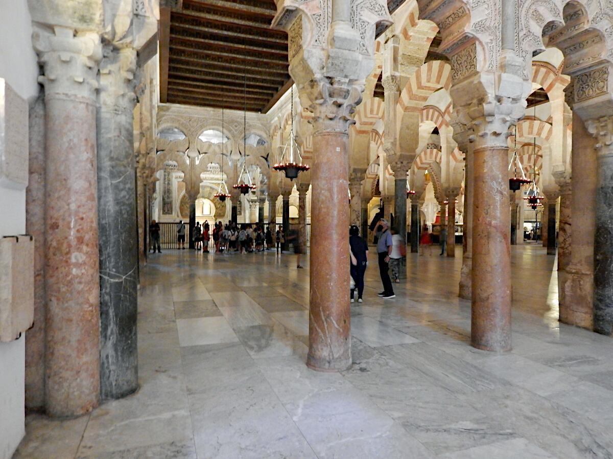 Mezquita-Catedral de C�rdoba (ab 785) - 19-schiffiger Betsaal (im Hintergrund Mihrab)