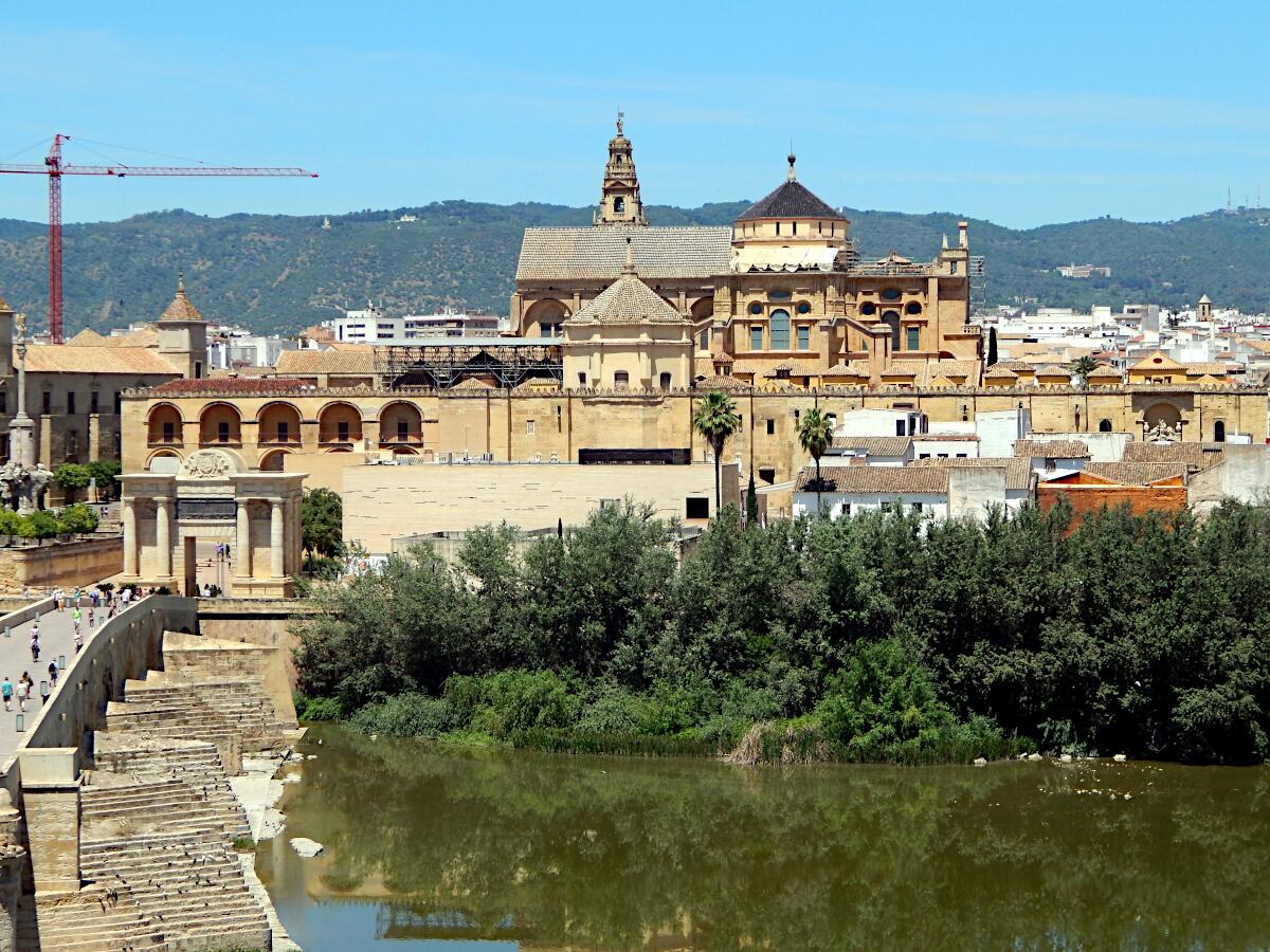 Mezquita-Catedral de C�rdoba (ab 785) - im Vordergrund Guadalquivir