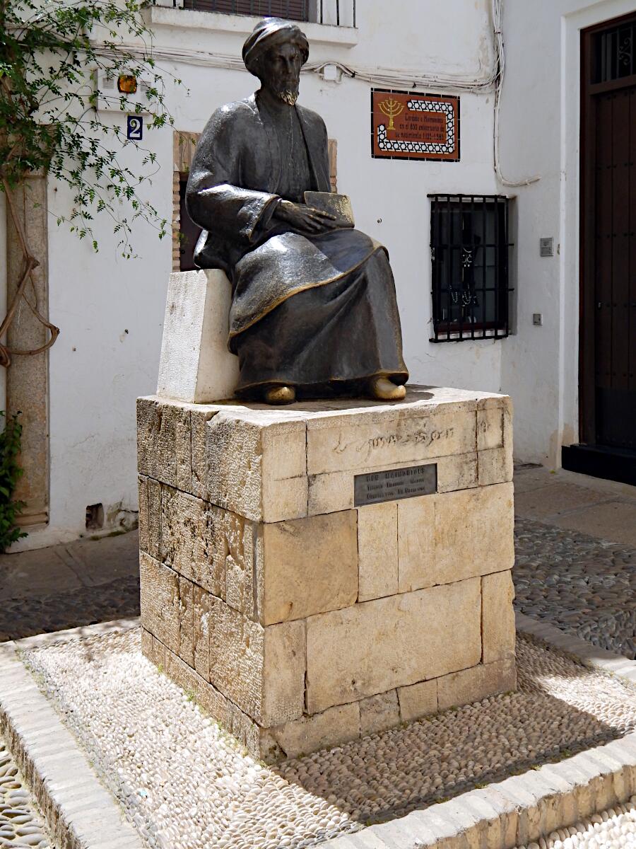 Estatua de Maim�nides (1135-1204)