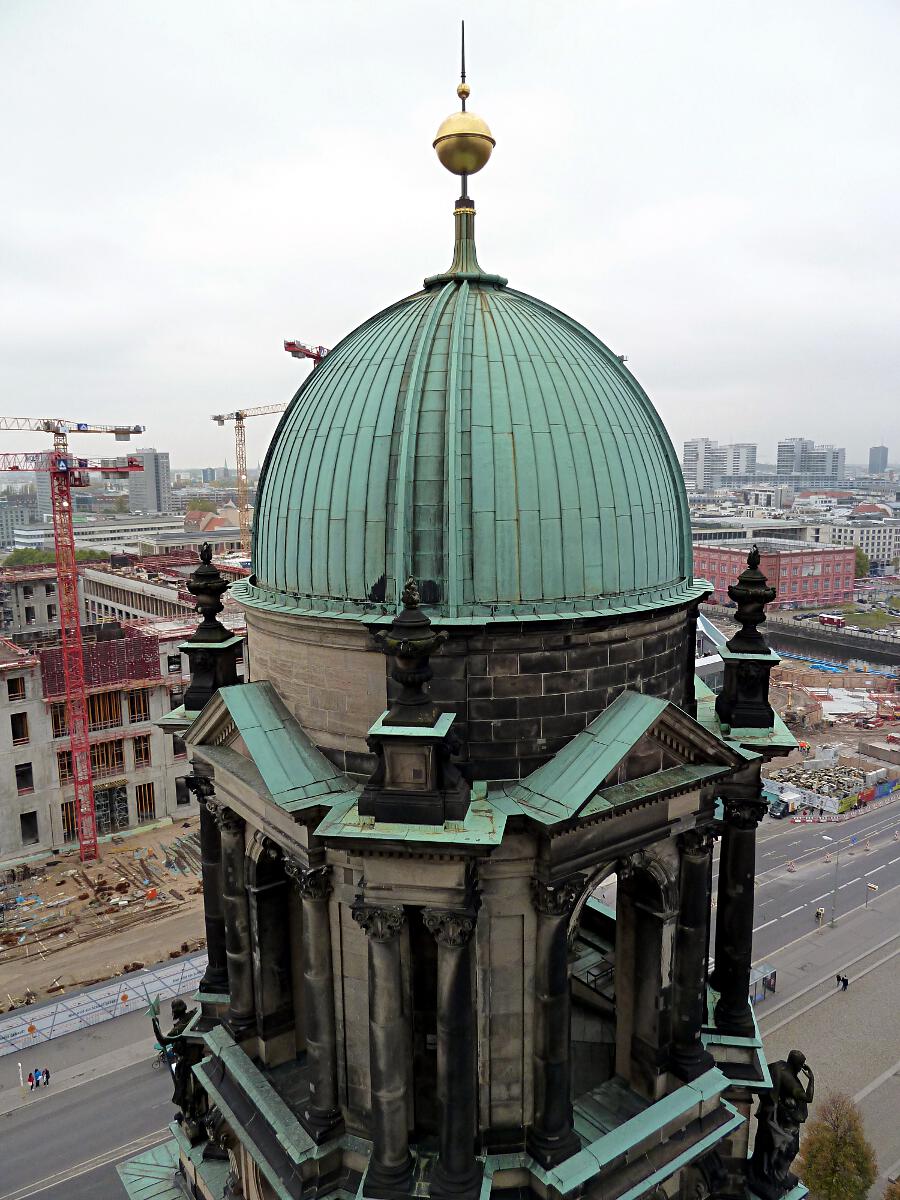 Berliner Dom - Sdturm (im Hintergrund Baustelle Stadtschloss)