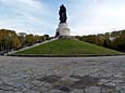 Treptower Park - Sowjetisches Ehrenmal (knstlicher Grabhgel mit Skulptur 'Der Befreier'; 1946-49)