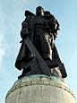 Treptower Park - Sowjetisches Ehrenmal (Skulptur 'Der Befreier' auf geborstenem Hakenkreuz; 1946-49)
