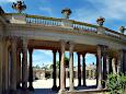Schloss Sanssouci (1745-47) - Ehrenhof mit Kolonnaden