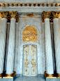 Schloss Sanssouci (1745-47) - Vestib�l (Fl�gelt�r zum Marmorsaal mit vergoldeten Supraportenreliefs)