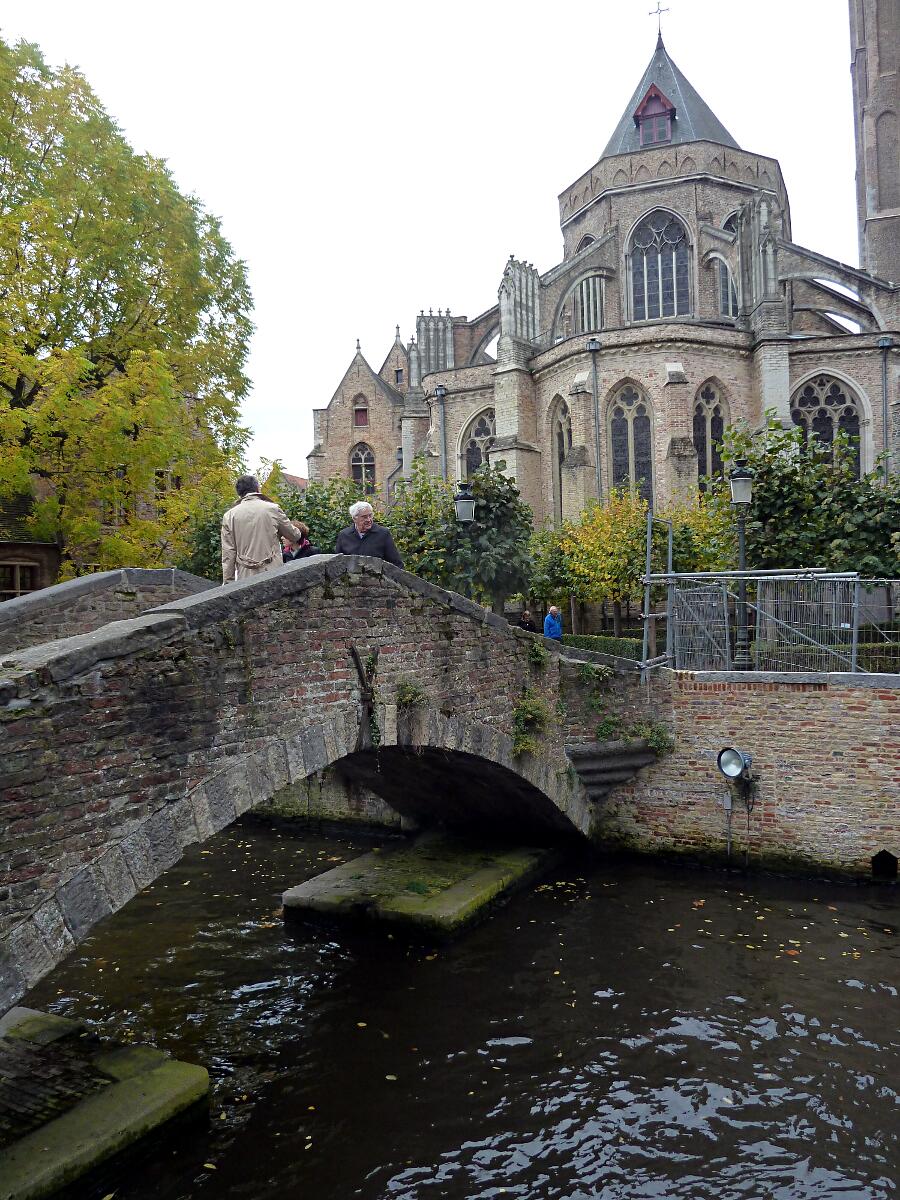 Bonifaciusbrug (20. Jh.) - im Hintergrund Onze Lieve Vrouw Brugge