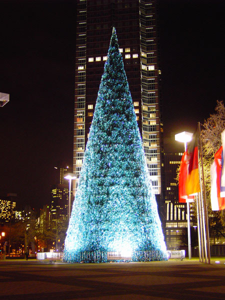 Messeturm mit Lichtinstallation
