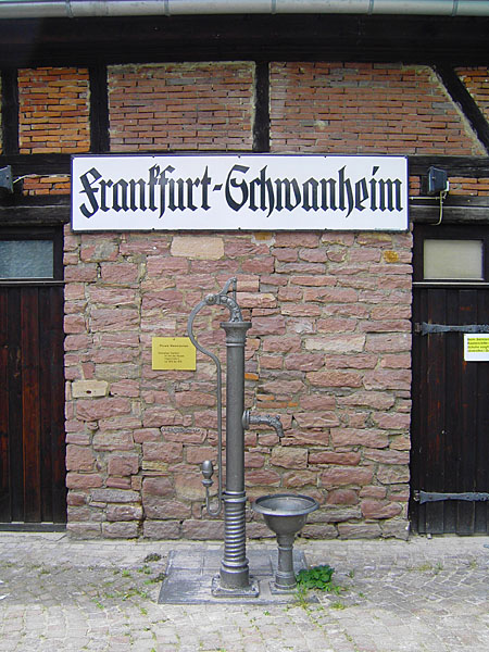 Wasserpumpe - vor dem Magazin des Heimatmuseums Schwanheim (1870)