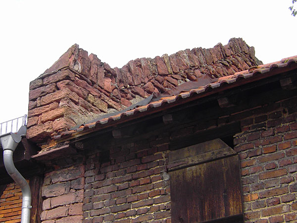 Vierh�usergasse - Verwitterte Brandmauer
