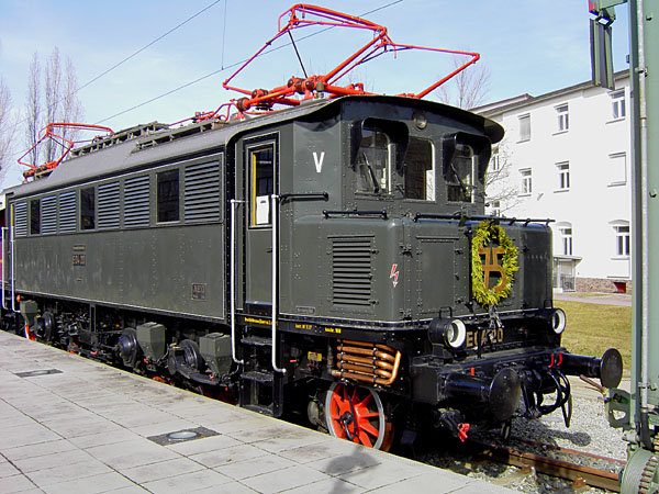 Historische Lok vor der Hauptverwaltung der Deutschen Bahn