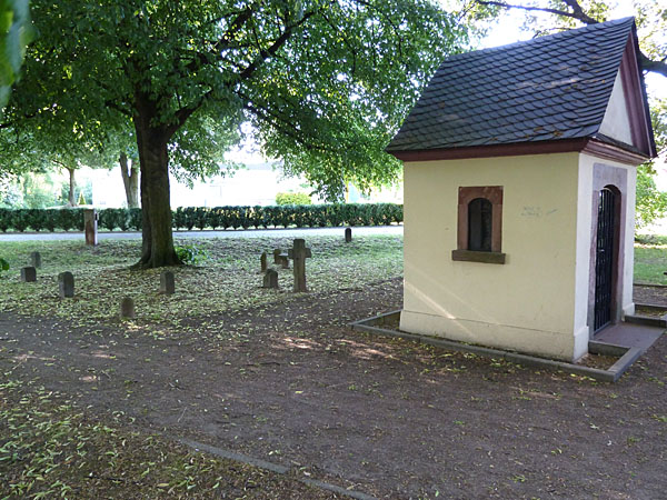 Marienkapelle (1763) mit Grenzsteingarten