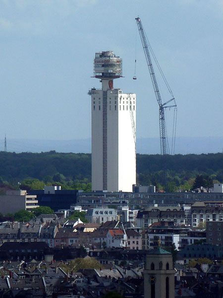 Henninger Turm - Abrissarbeiten mit Auslegerkran