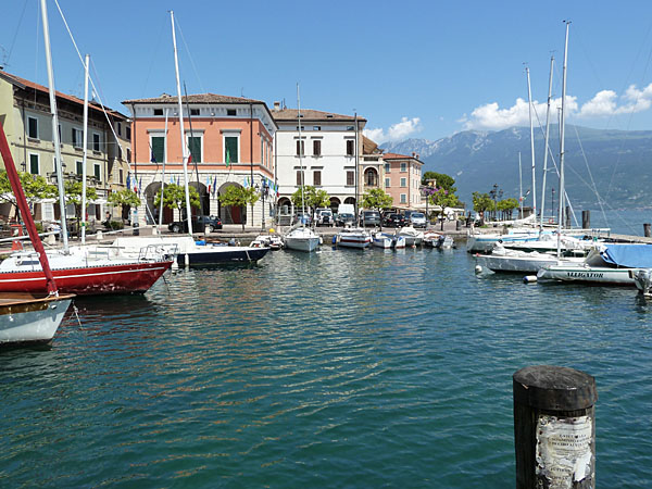 Gargnano - Hafen mit Palazzo Comunale