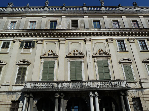 Villa di Gargnano - Palazzo Bettoni (Landseite zur Gardesana)