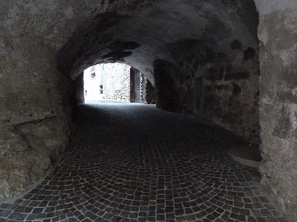 Pieve di Trem�sine - Gasse mit Gew�lbe